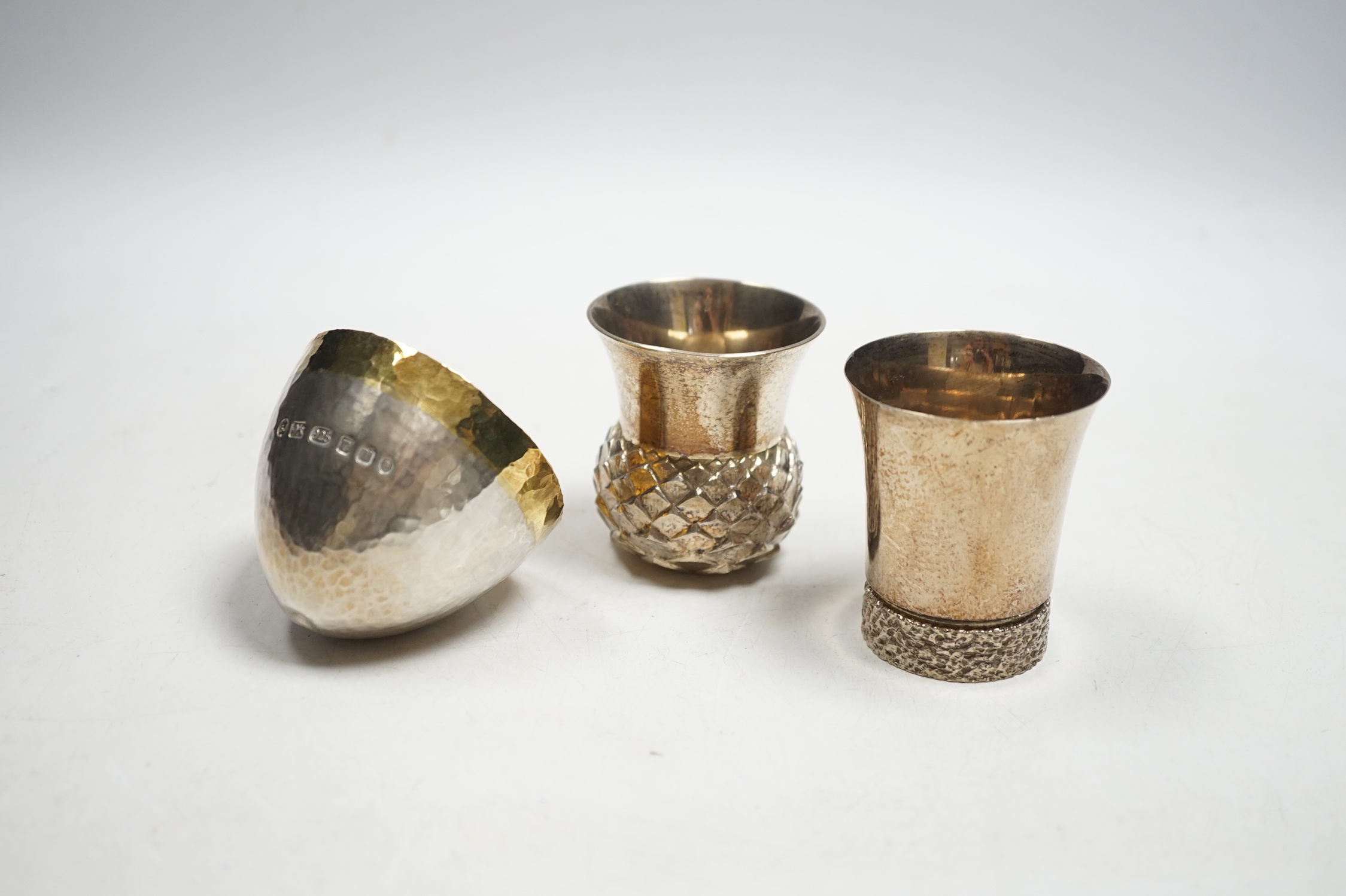 A modern parcel gilt silver tumbler cup, maker Stuart Jenkins, London, 2011 and two modern silver small vases, 10.9oz.